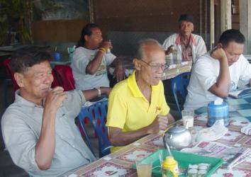 photo :Trai at the caf้ with his friends